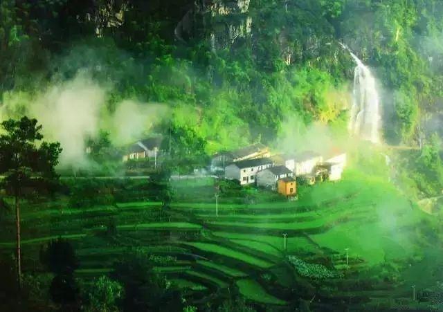 暖心！海南环岛高铁一男子突感不适 旅客医生紧急施救